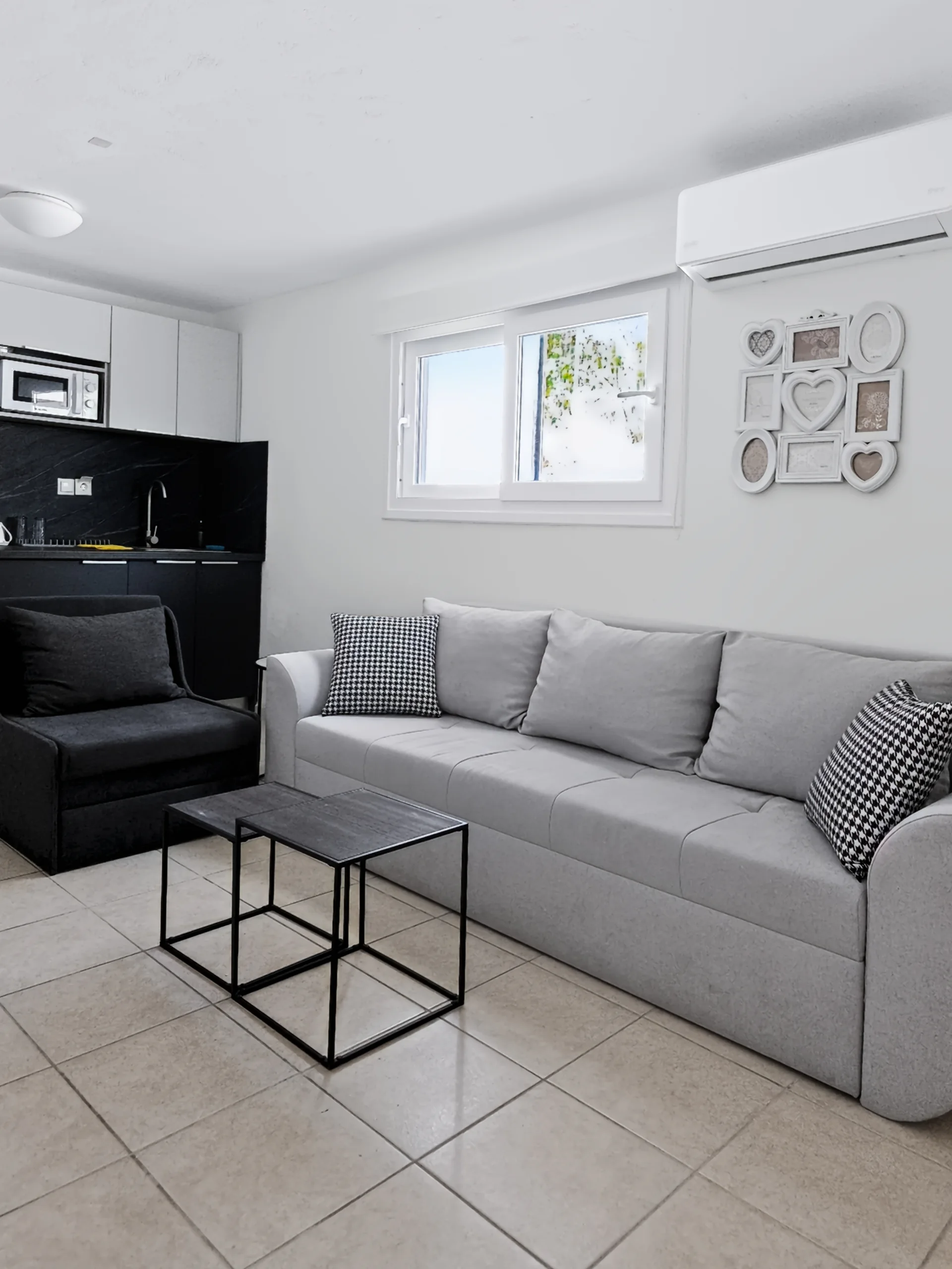 Apartment 5: comfortable living room opening towards the outdoors