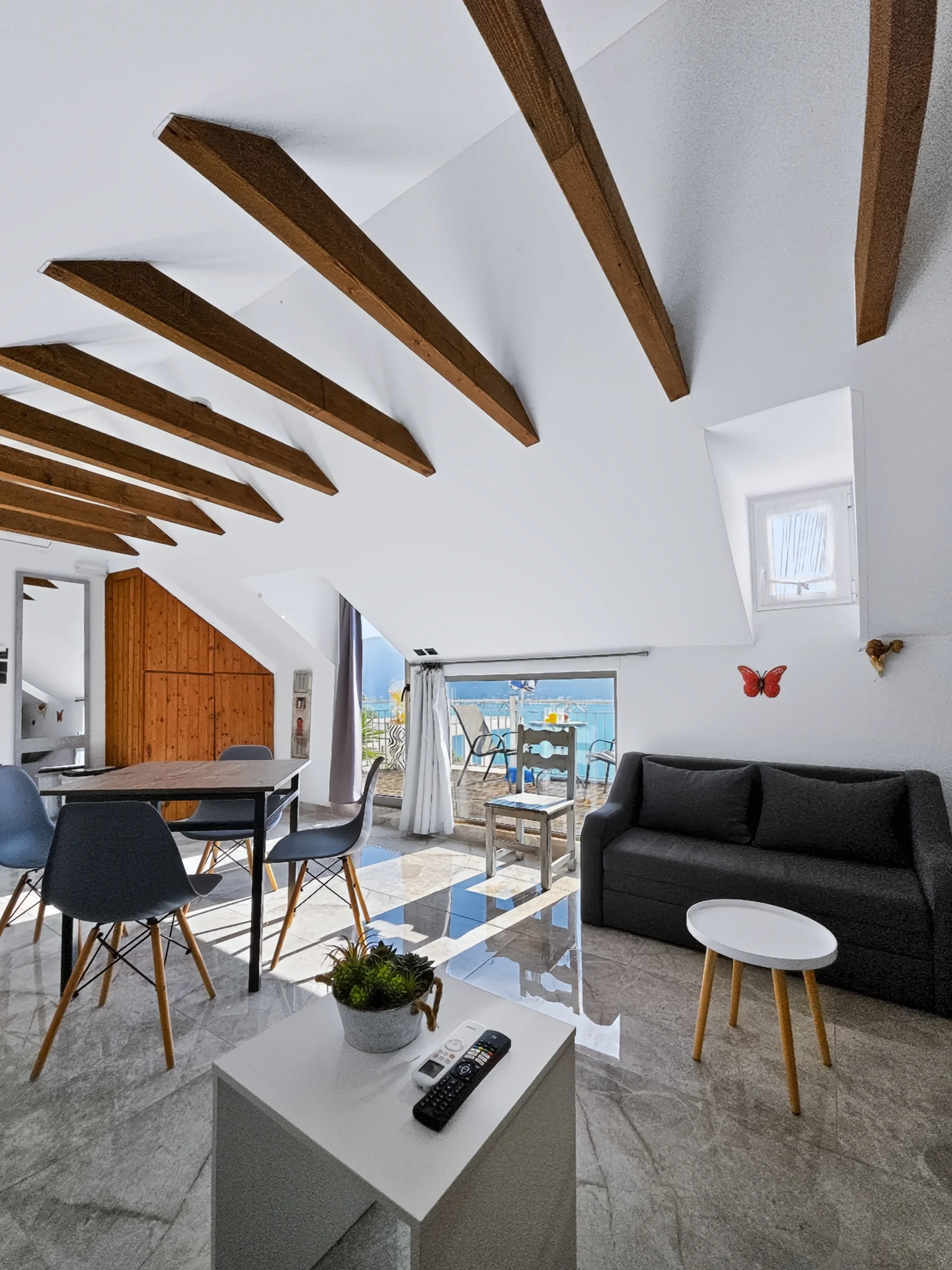 Sofita Apartment: open-plan sleeping and living area at Chakalaka Resort