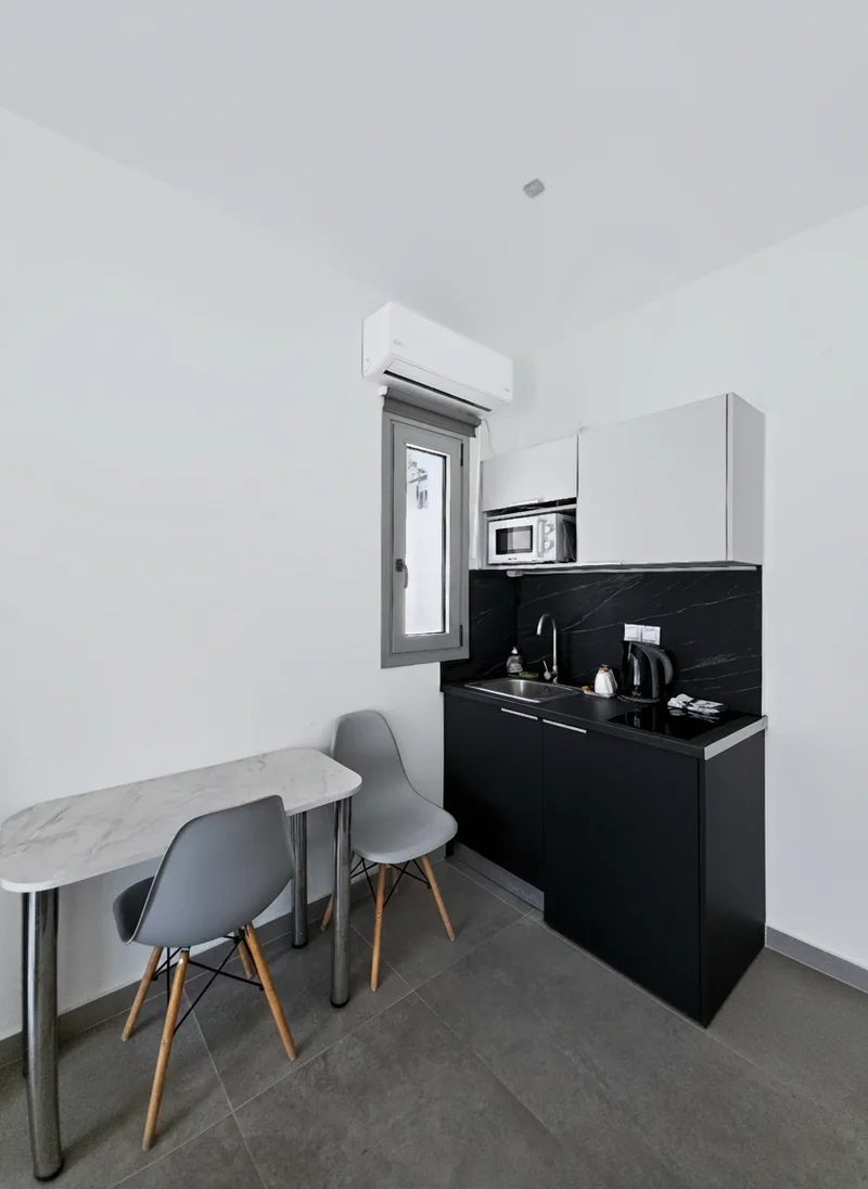 Studio 1: compact, equipped kitchenette for simple holiday meals