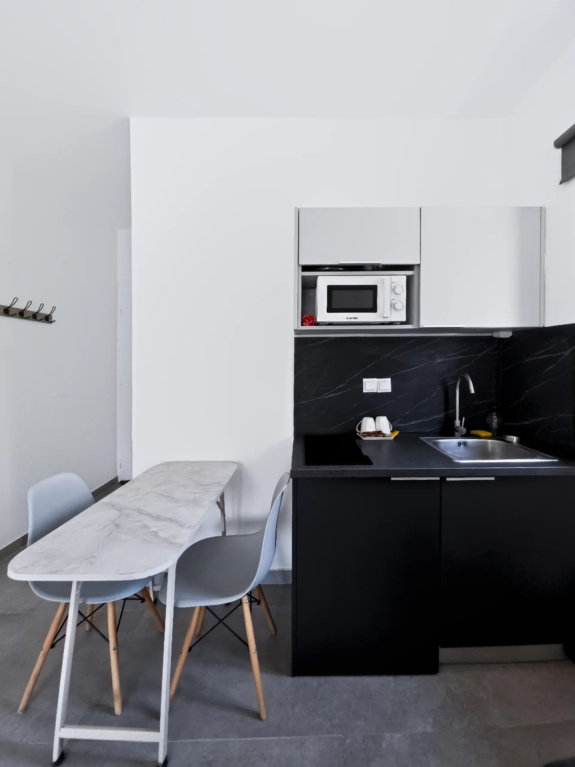 Studio 2: compact, equipped kitchenette for simple holiday meals