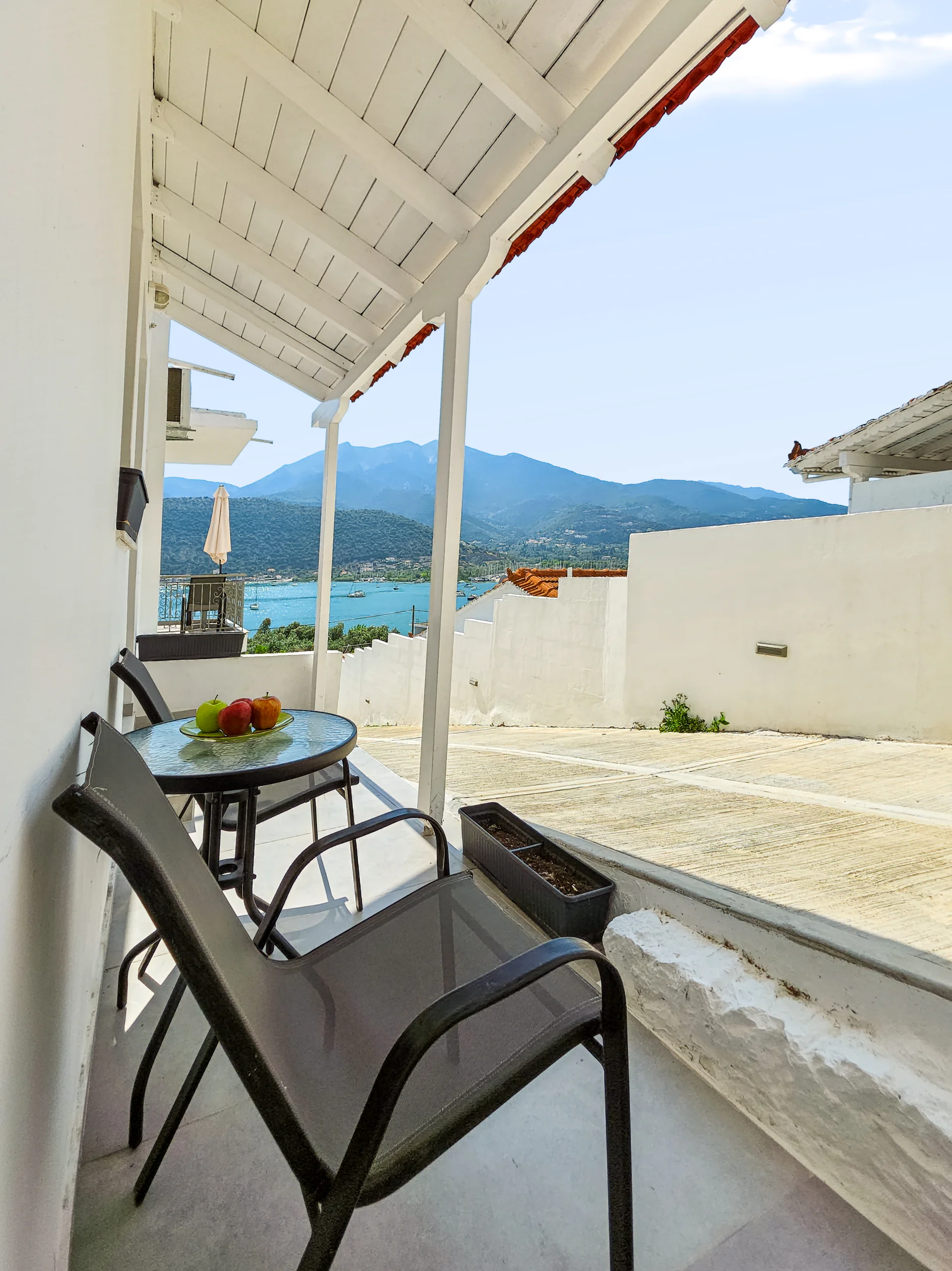 Studio 4: covered private terrace with outdoor seating in Geni