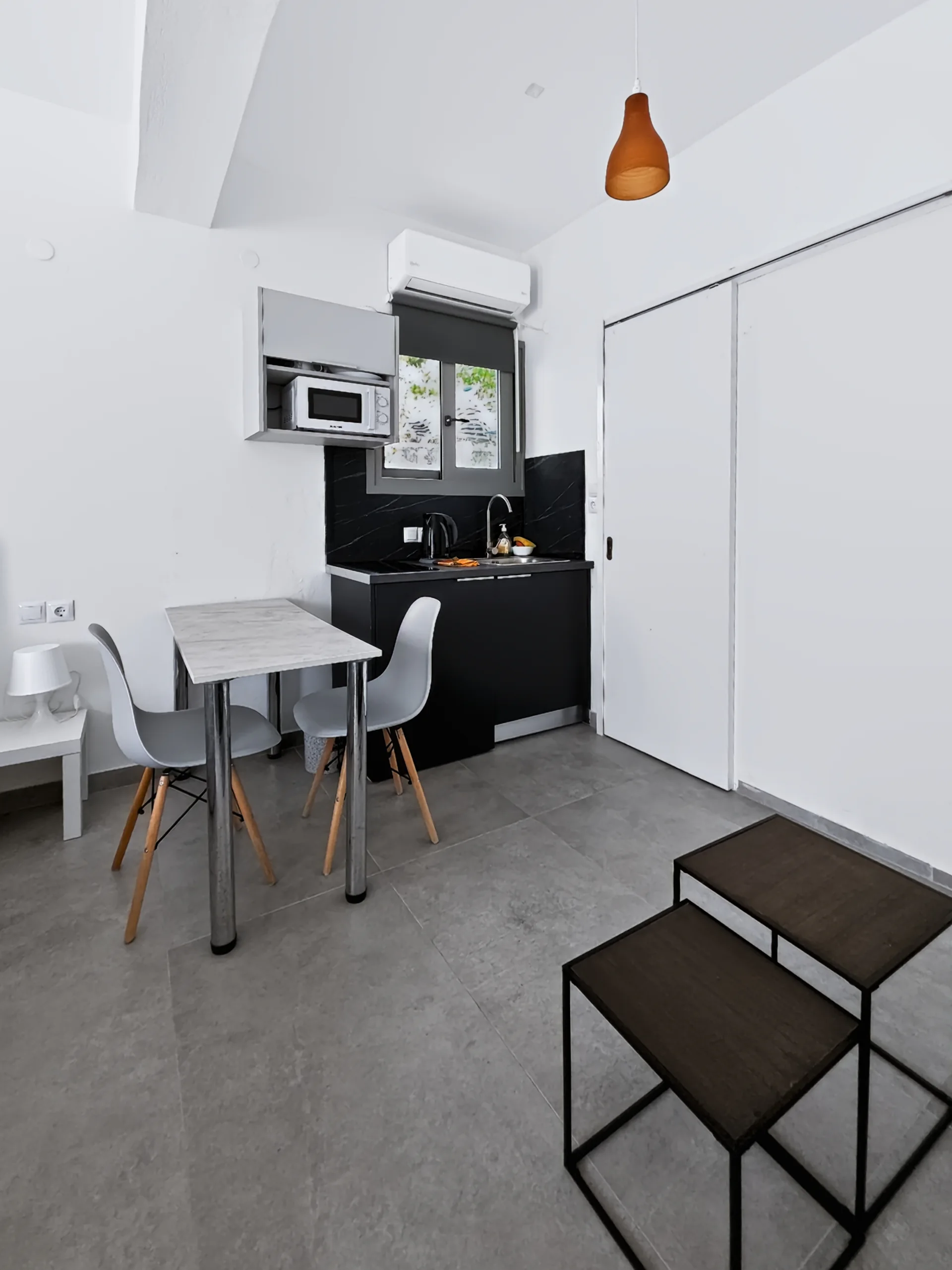Studio 4: compact, equipped kitchenette for simple holiday meals