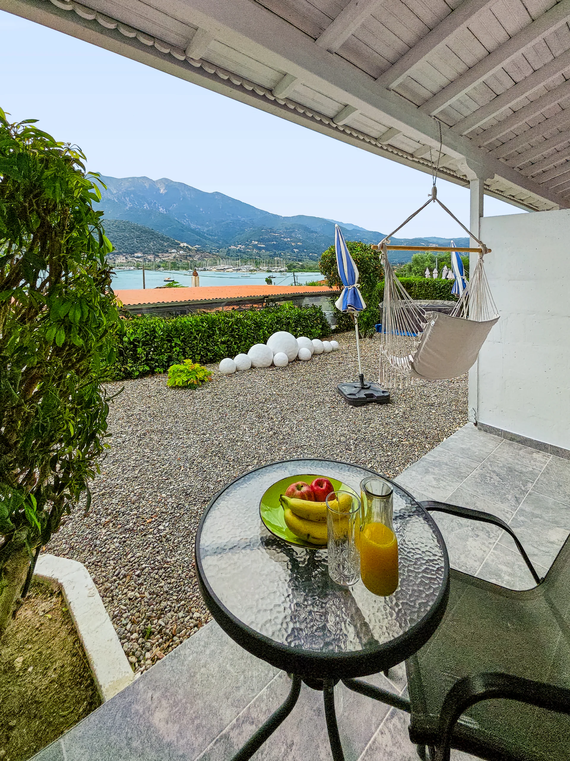 Studio 12: covered private terrace with outdoor seating in Geni