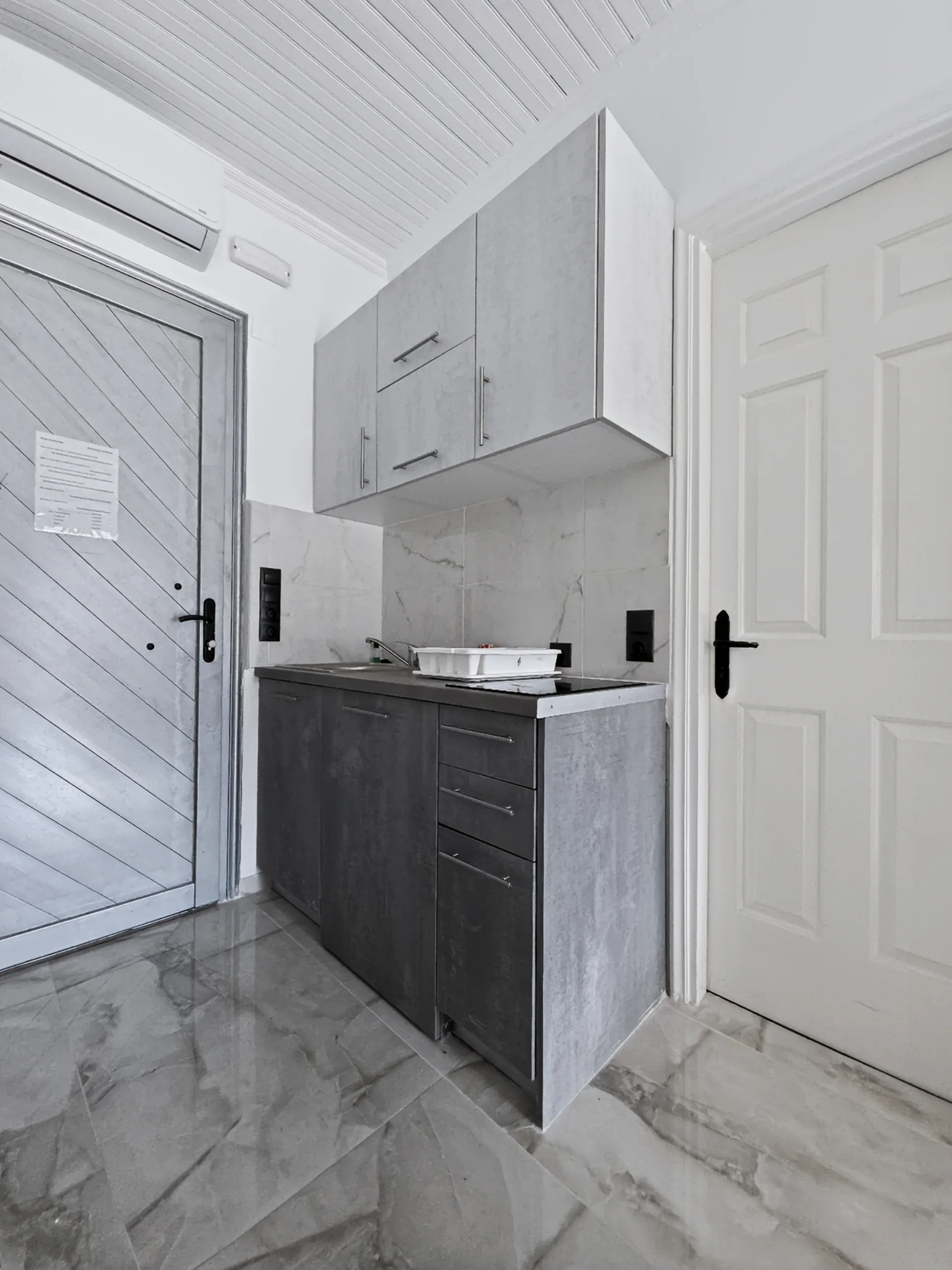 Studio 12: compact, equipped kitchenette for simple holiday meals