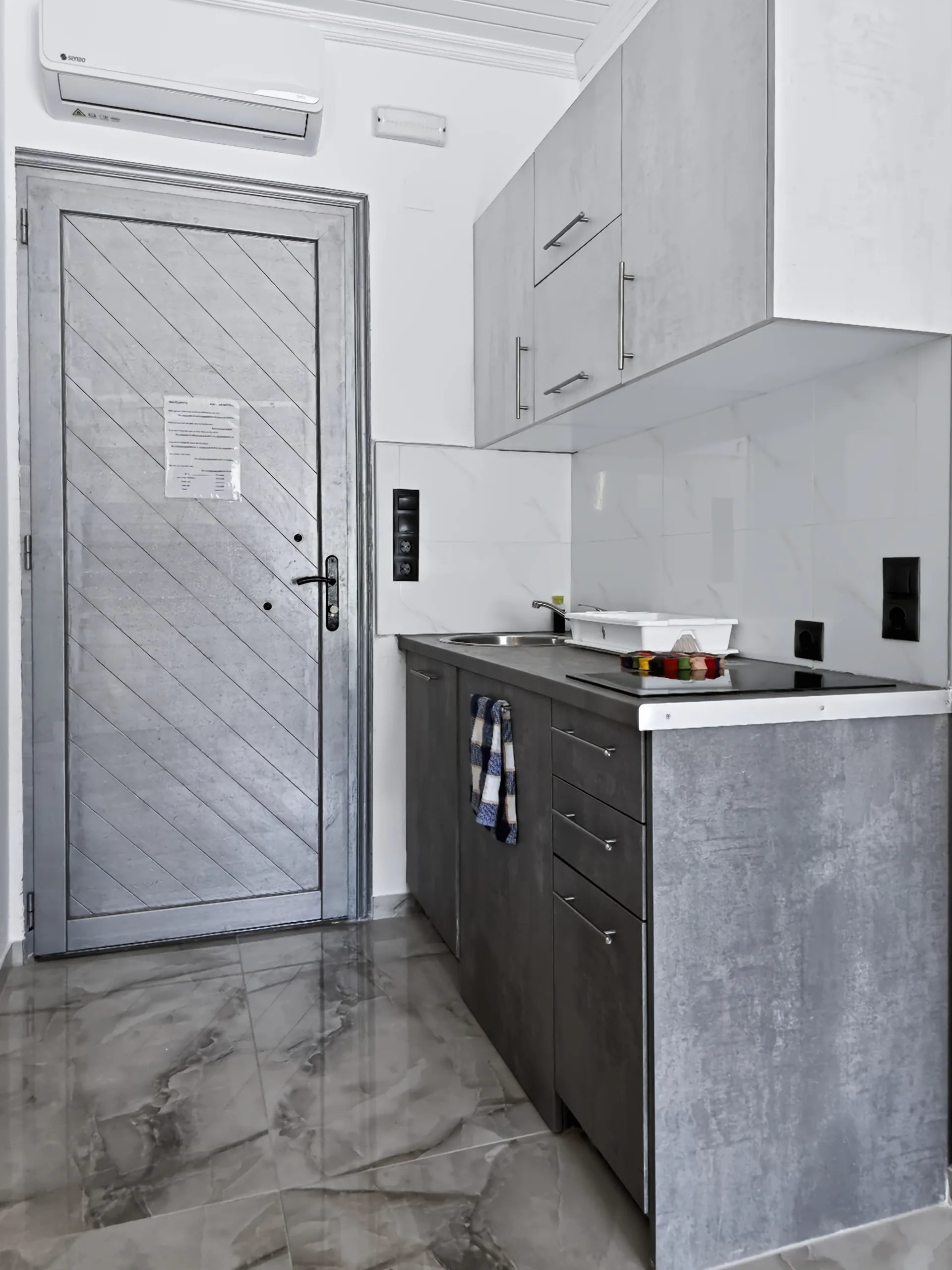 Studio 13: compact, equipped kitchenette for simple holiday meals