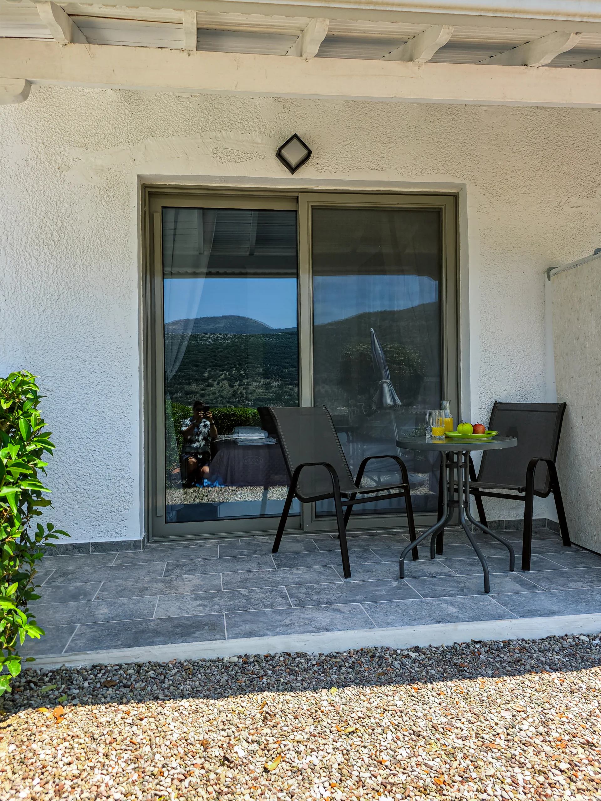 Studio 13: covered private terrace with outdoor seating in Geni
