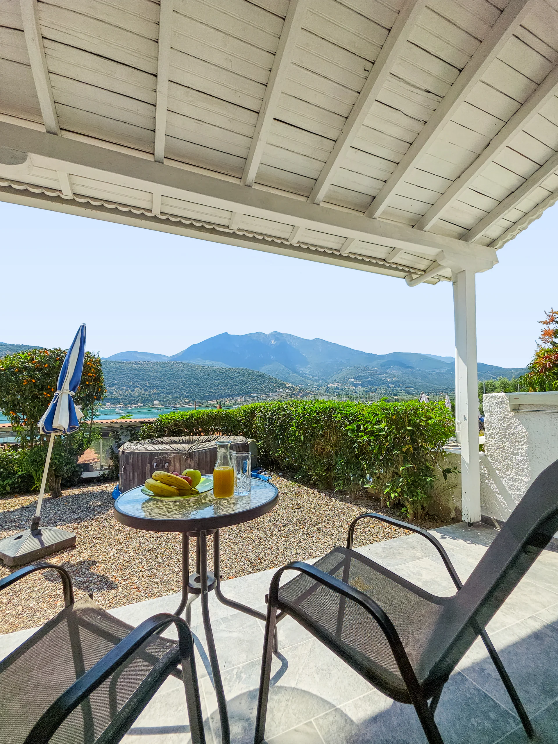 Studio 14: covered private terrace with outdoor seating in Geni