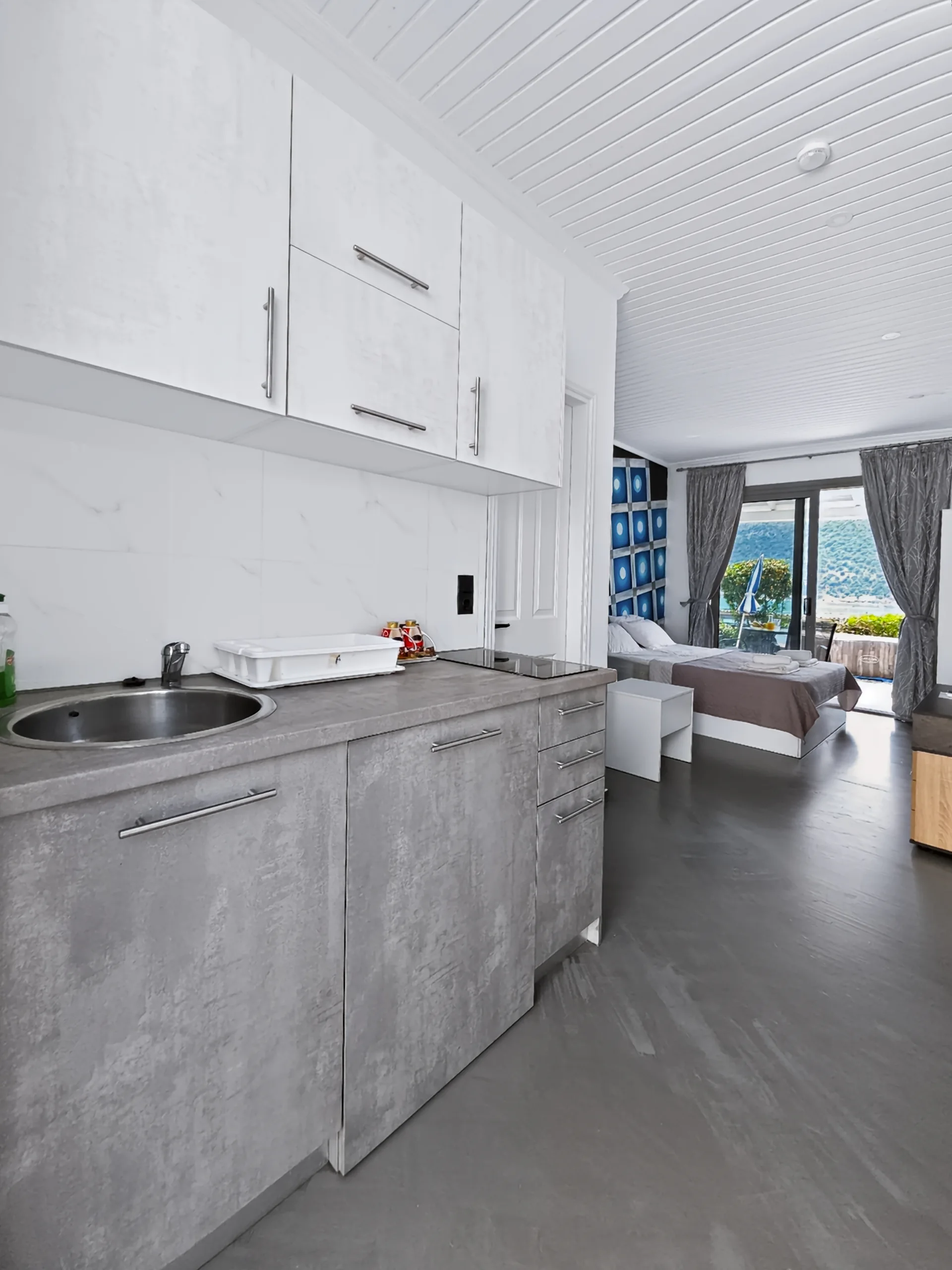Studio 14: compact, equipped kitchenette for simple holiday meals
