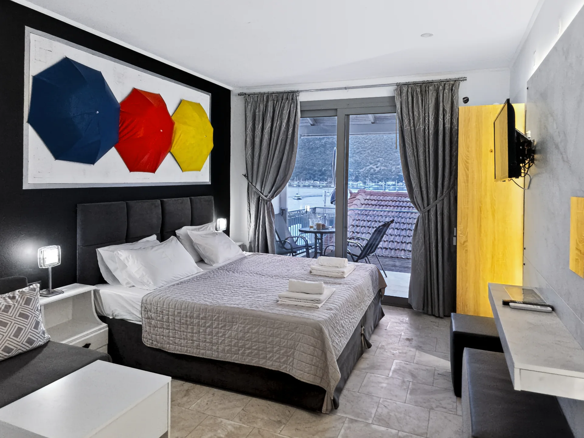 Studio 15: double bed beside the sea-view balcony in Geni, Lefkada