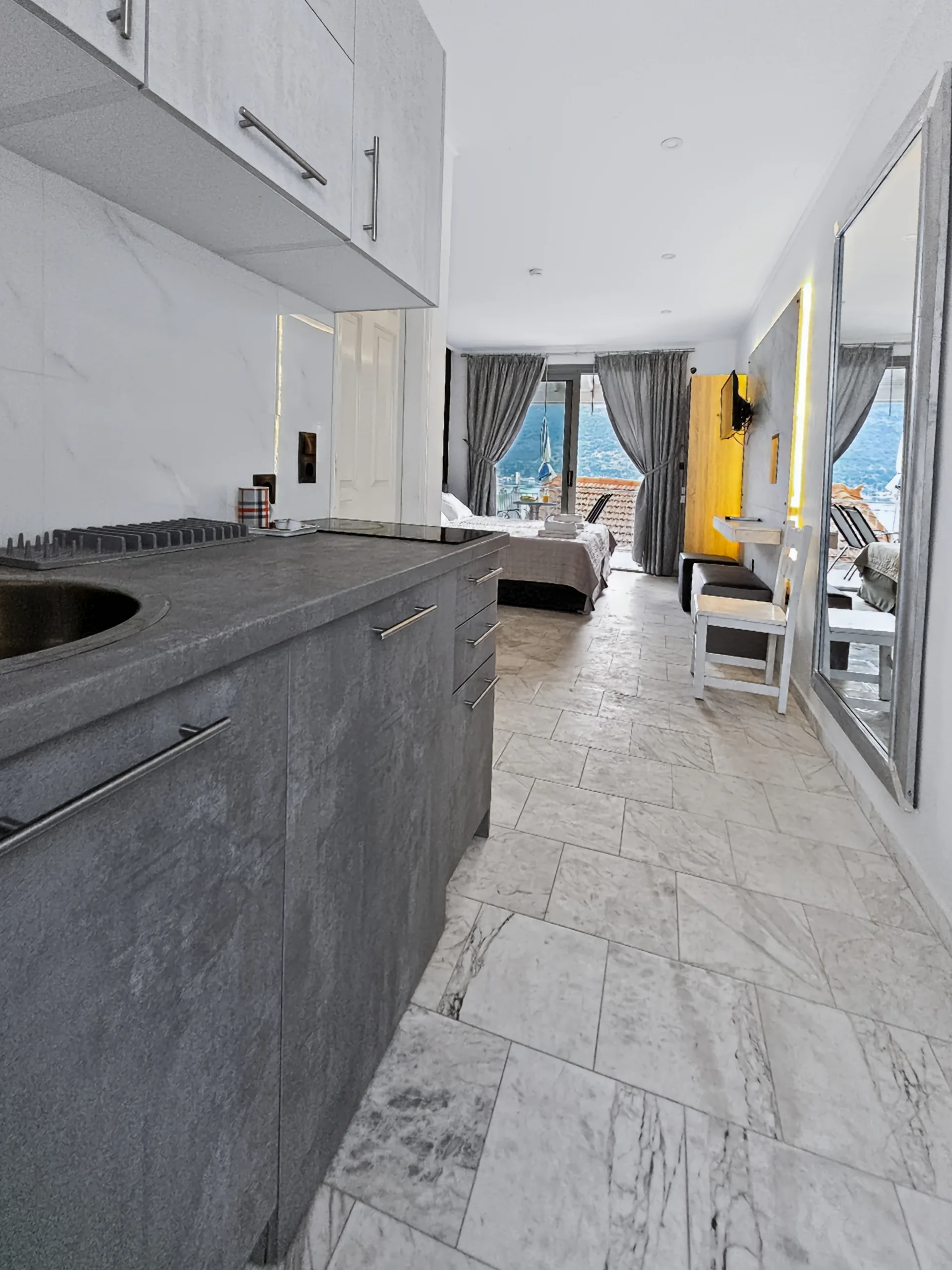 Studio 15: compact, equipped kitchenette for simple holiday meals