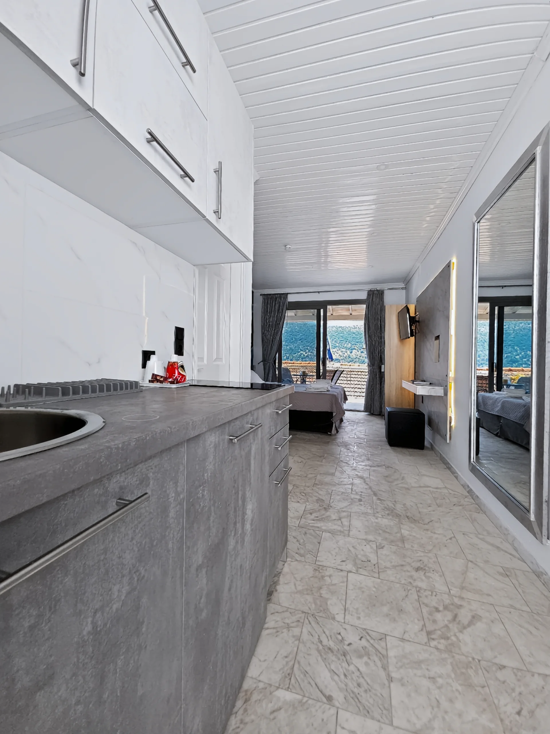 Studio 16: compact, equipped kitchenette for simple holiday meals