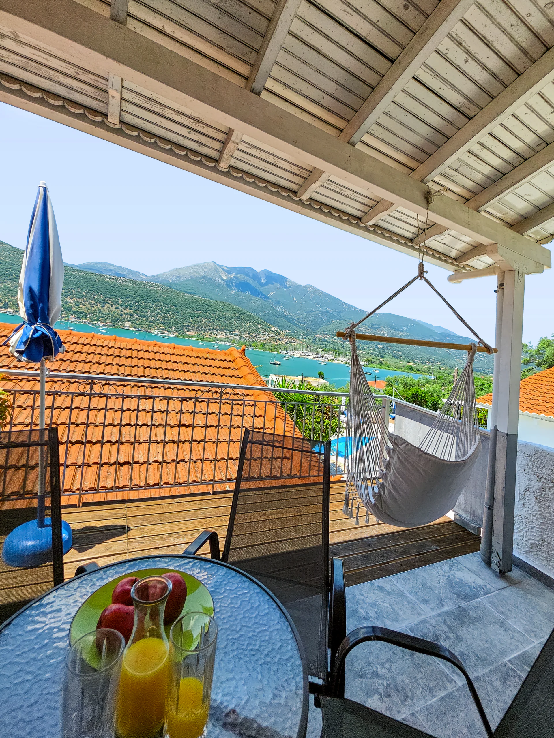Studio 17: covered private terrace with outdoor seating in Geni