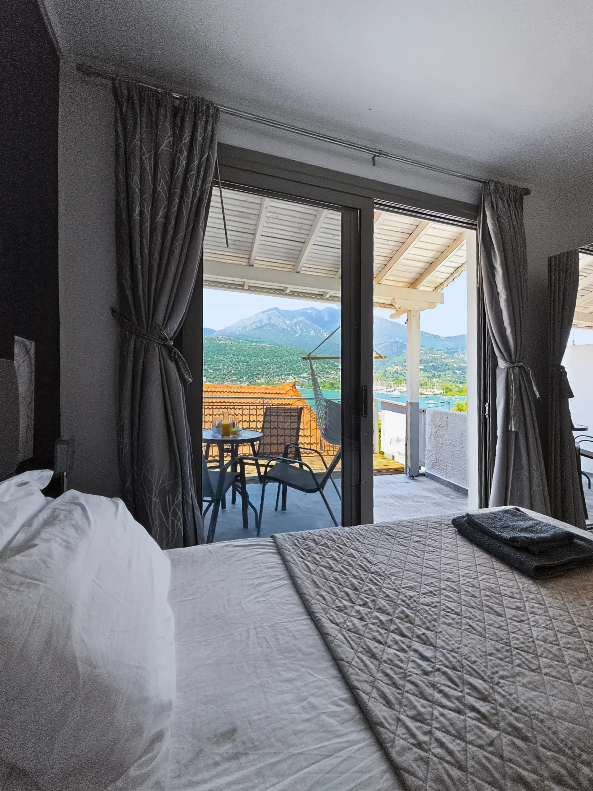 Studio 17: double bed beside the sea-view balcony in Geni, Lefkada