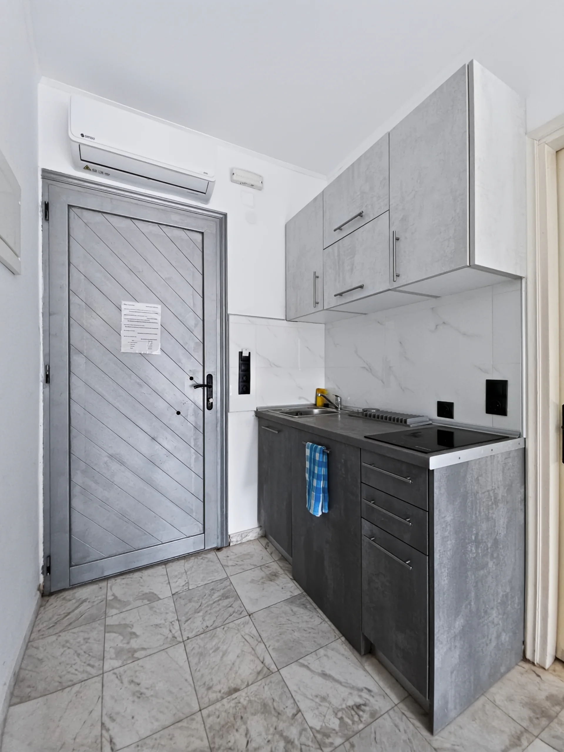 Studio 17: compact, equipped kitchenette for simple holiday meals