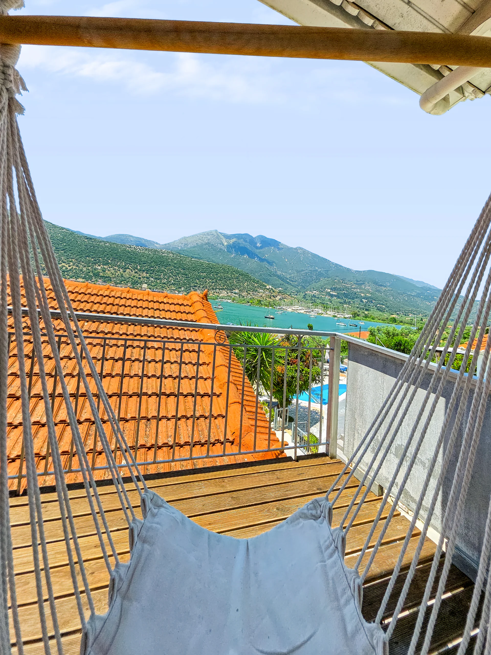 Studio 17: covered terrace with a hammock and Geni Bay view