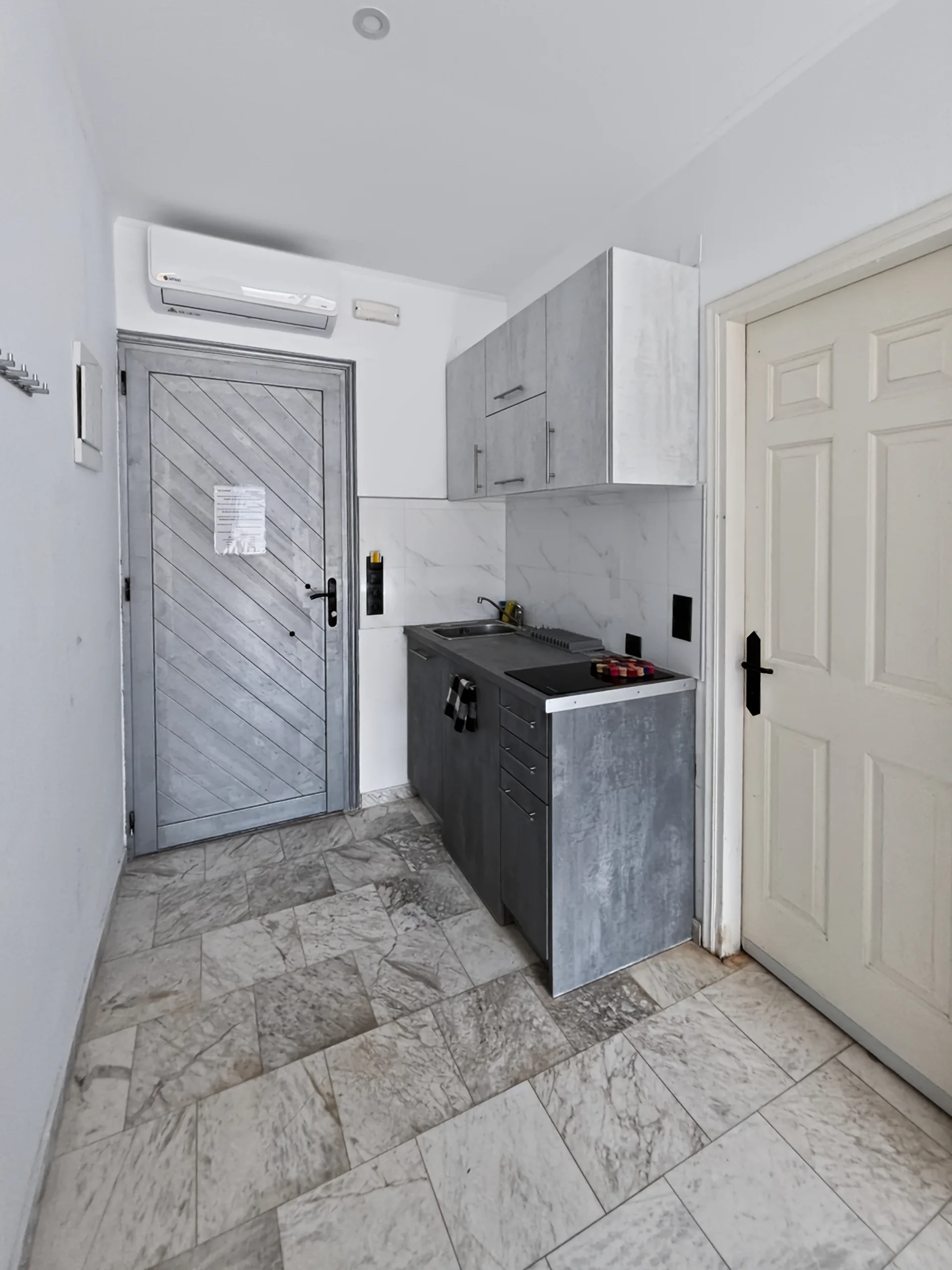 Studio 18: compact, equipped kitchenette for simple holiday meals