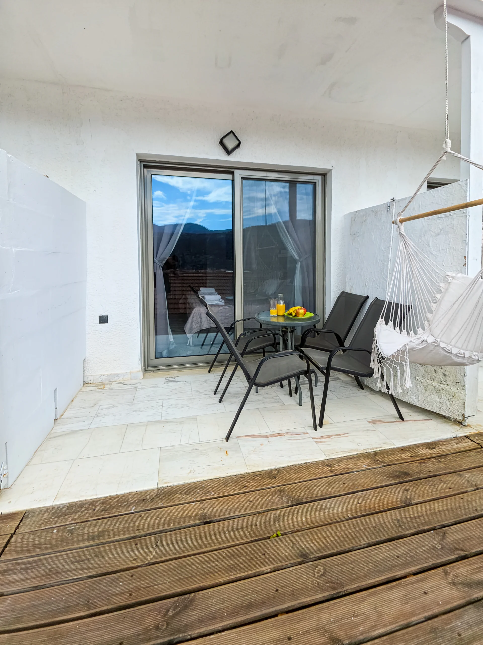 Studio 19: covered terrace with a hammock and Geni Bay view
