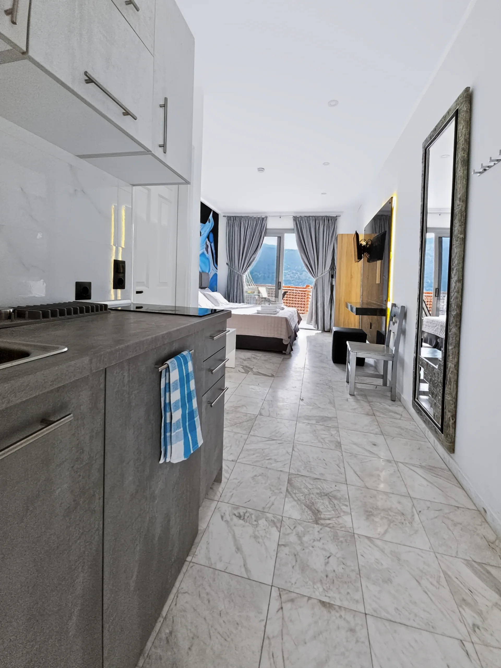 Studio 20: compact, equipped kitchenette for simple holiday meals