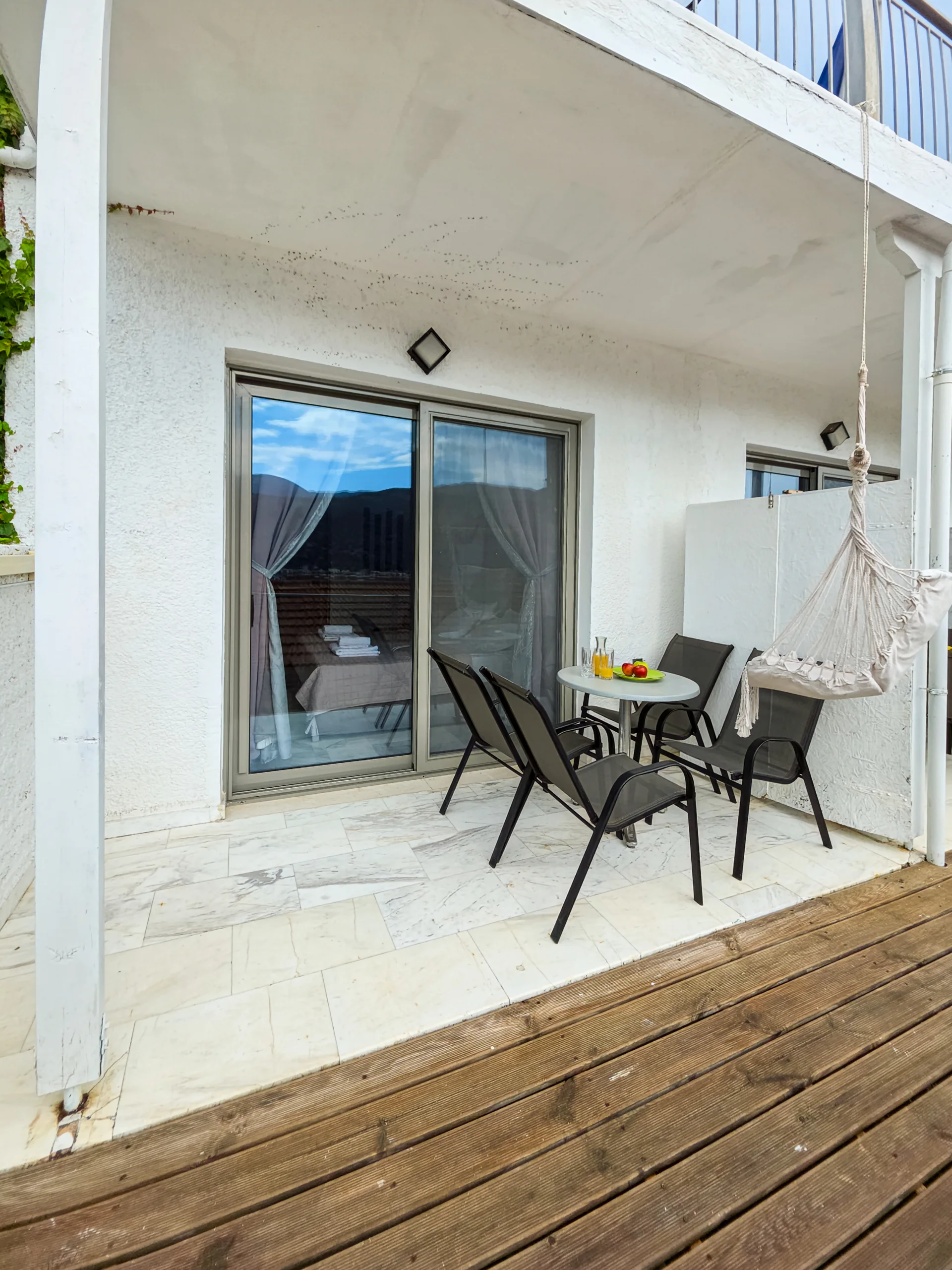 Studio 20: covered terrace with a hammock and Geni Bay view