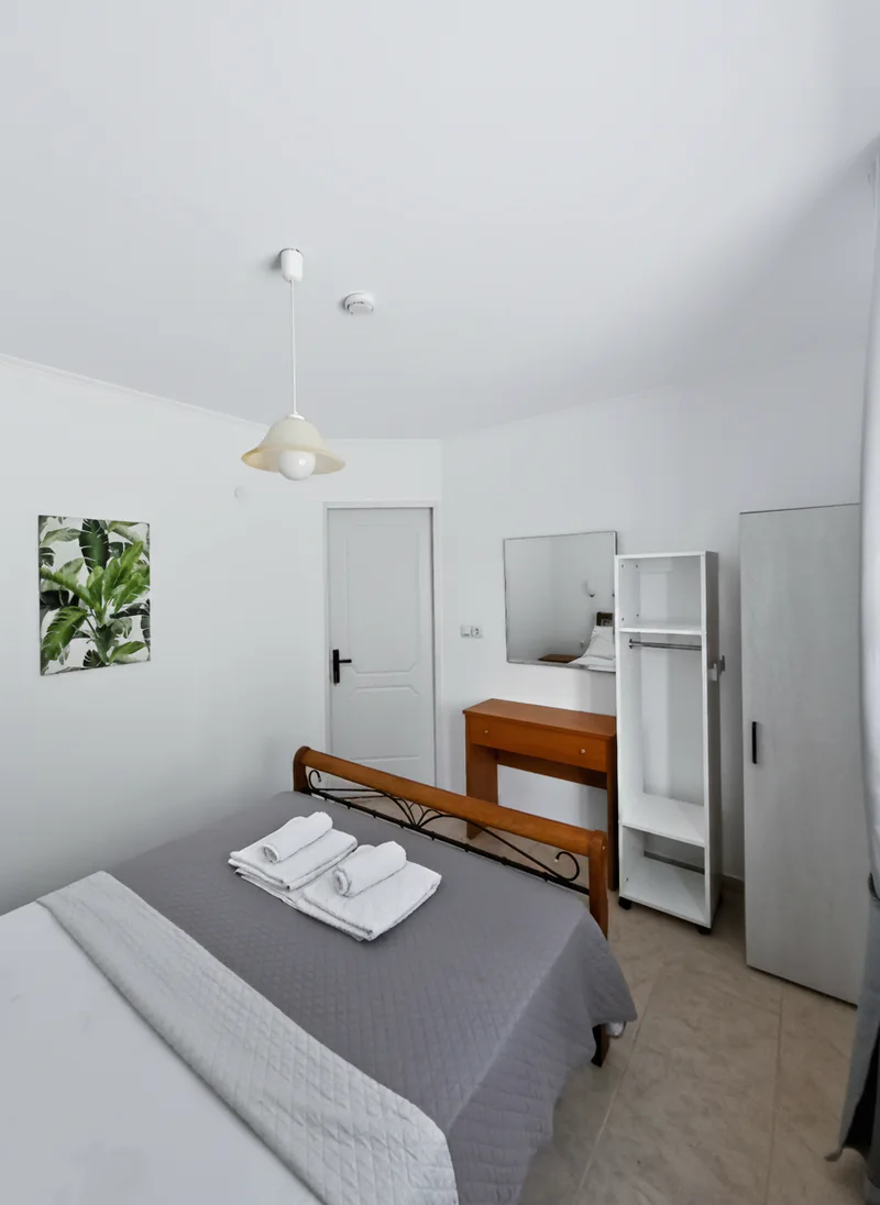 Villa 2: second double bedroom prepared for guests